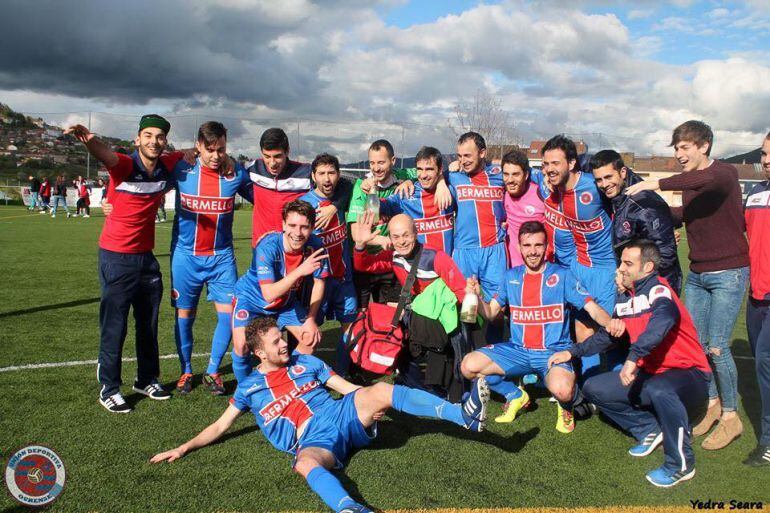 La U.D. Ourense, celebra el título de campeón de la liga de la segunda autonómica