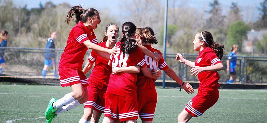 Participan equipos como A.D. Rayo Vallecano, F.C. Talavera, CD Móstoles, C.F. Fuenlabrada, UE Sants, EF Olivo Coslada, CD Leganés o CFF Sur Getafe.