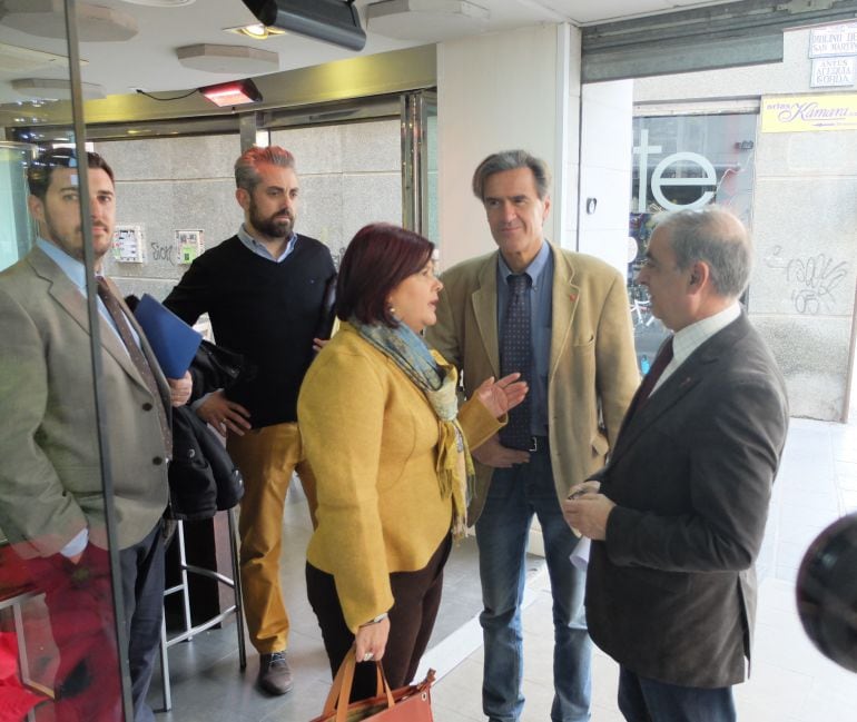 El eurodiputado Juan Fernando López Aguiler (c) junto a los candidatos Elvira Ramón y Martínez Olmos (d)