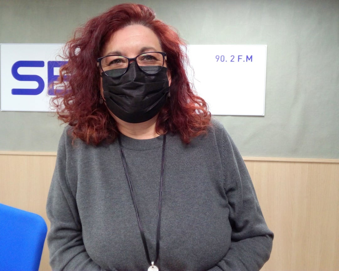 Sacra Leal, poeta y actriz, en el estudio de Radio Elda SER