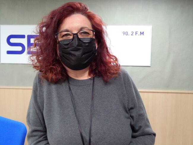 Sacra Leal, poeta y actriz, en el estudio de Radio Elda SER