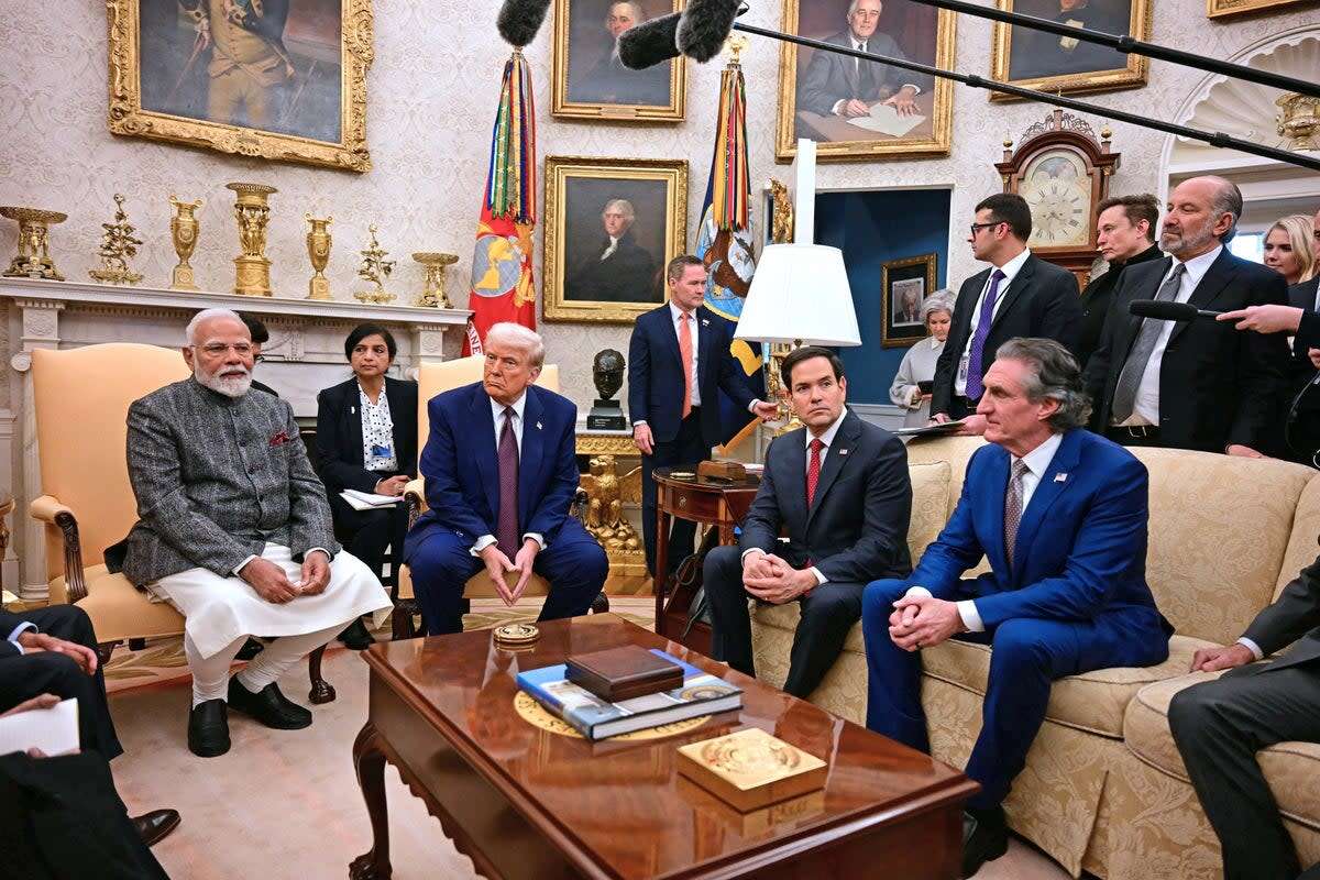 Donald Trump en el despacho Oval junto a su equipo de Gobierno y el primer ministro indio, Narendra Modi