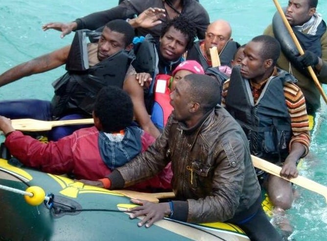 Nueve jóvenes subsharianos fueron rescatados este lunes por la Salvamar Alkaid a bordo de una de las barcas inflables en las que arriesgan la vida para intentar llegar a España