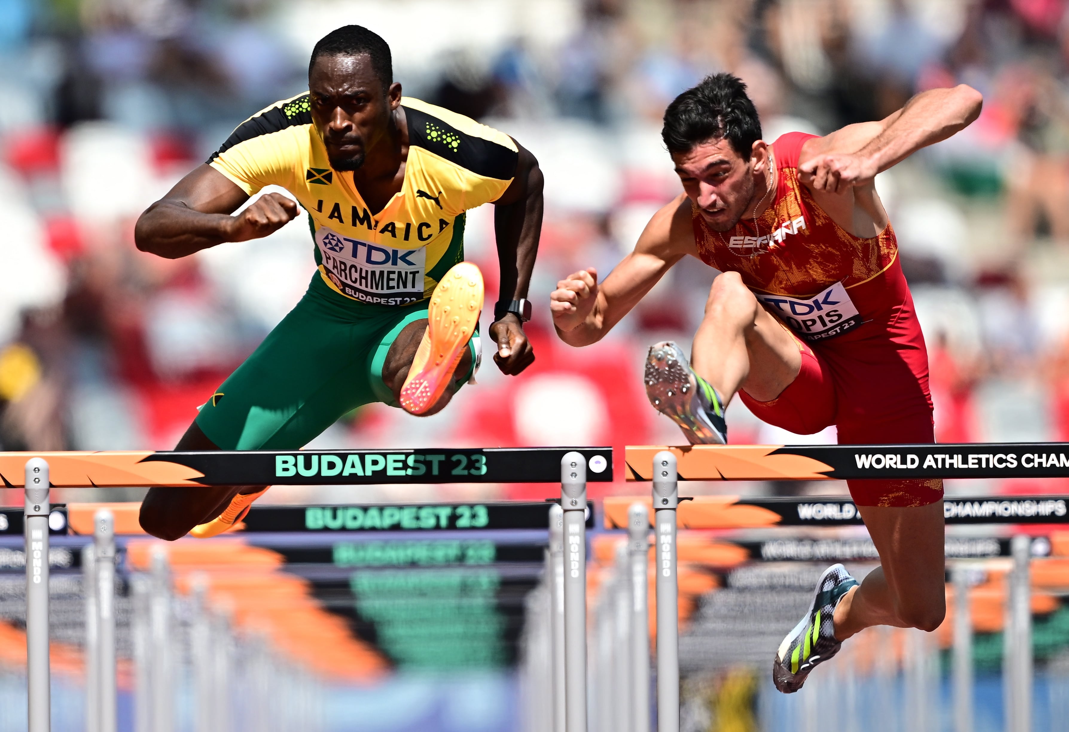 Budapest (Hungary), 20/08/2023.- Hansle Parchment of Jamaica (L) and Enrique Llopis of Spain (R) in action during a 110 Metres Hurdles Men heat of the World Athletics Championships in Budapest, Hungary, 20 August 2023. (Mundial de Atletismo, Hungría, España) EFE/EPA/CHRISTIAN BRUNA
