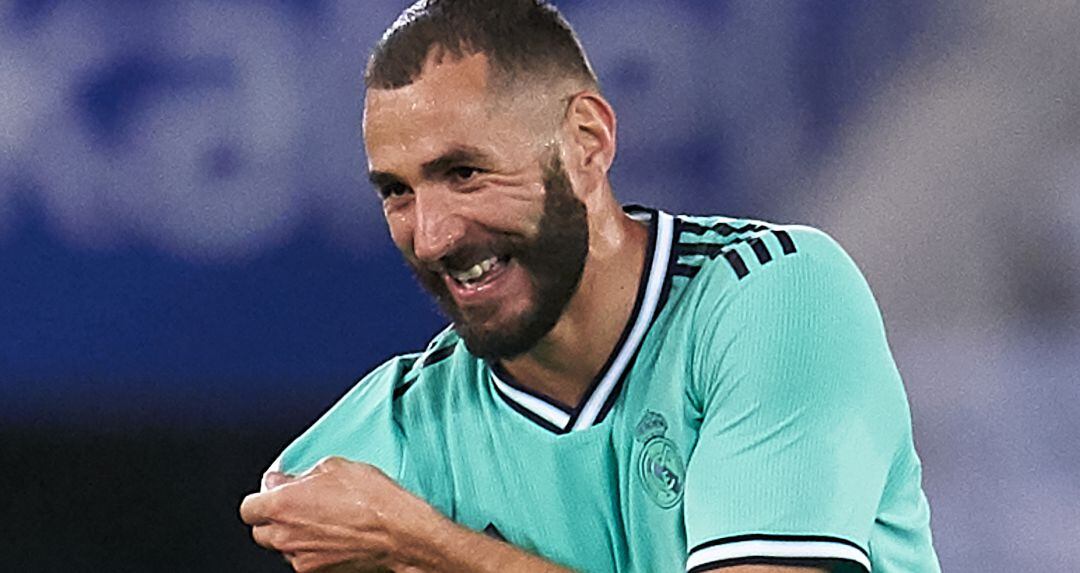 Karim Benzema, tras señalarse el hombro en la celebración de su gol del Reale Arena