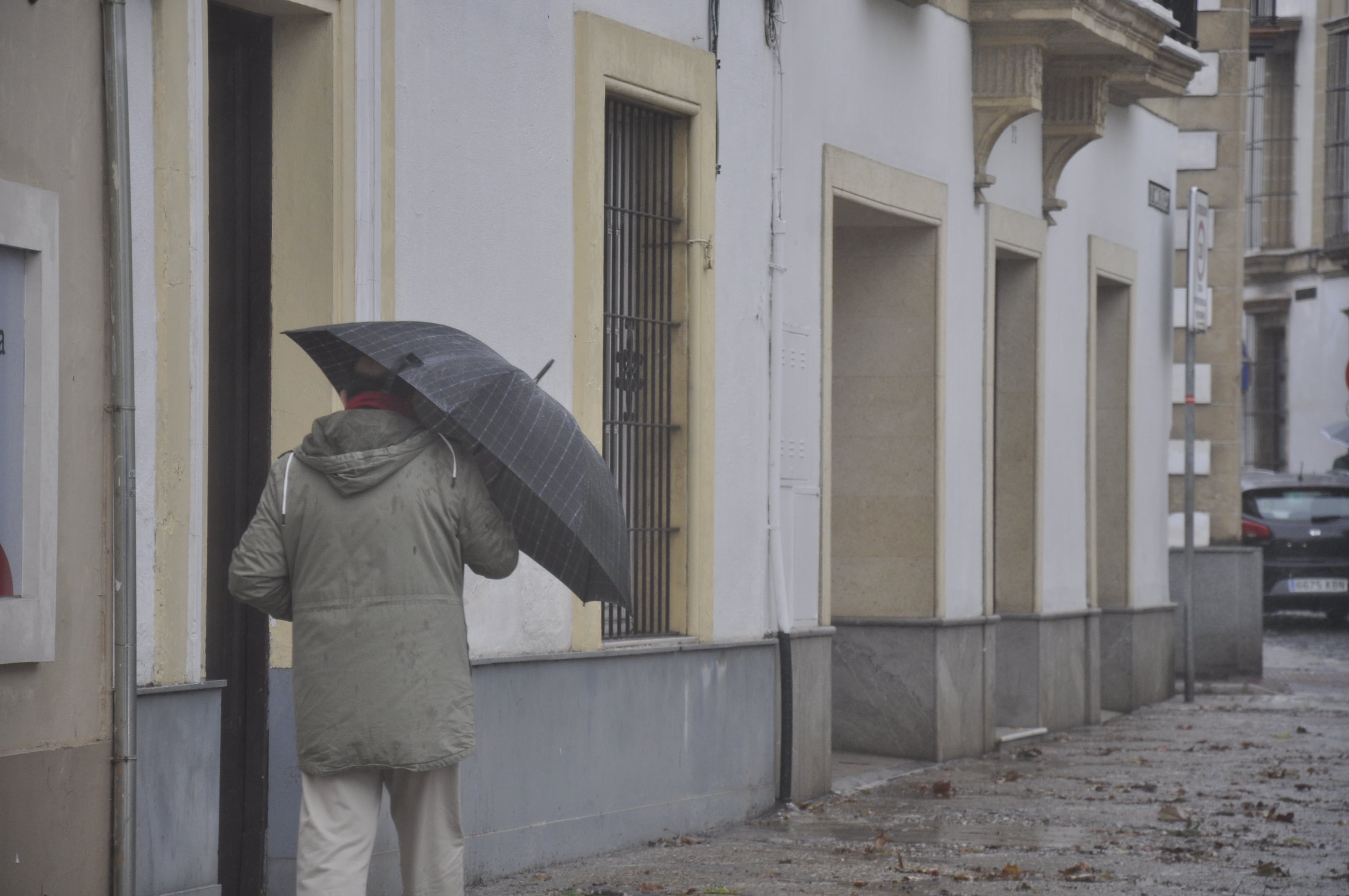 Resguardándose de la lluvia bajo el paraguas