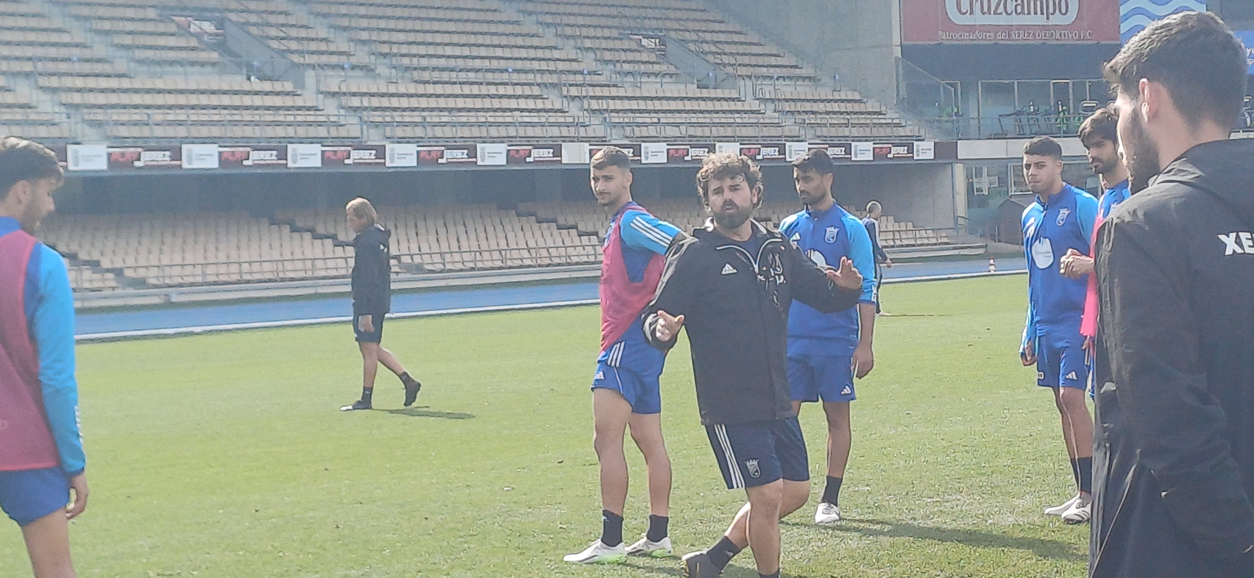 Juan Pedro Ramos dando instrucciones durante el entrenamiento en Chapín