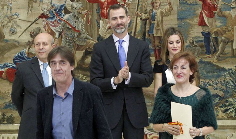 Ángel Sánchez y Ana Gallego, directores de la compañía teatral Teloncillo recogen el Premio Nacional de manos de los Reyes