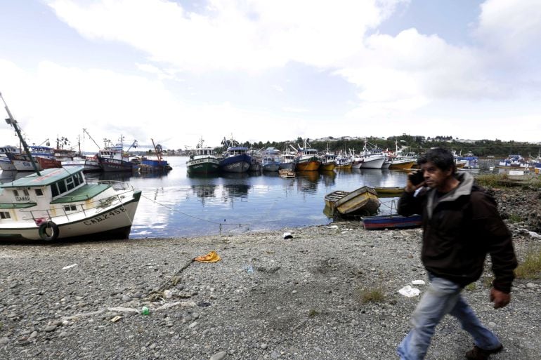 Un hombre camina cerca de la costa en Calbuco 