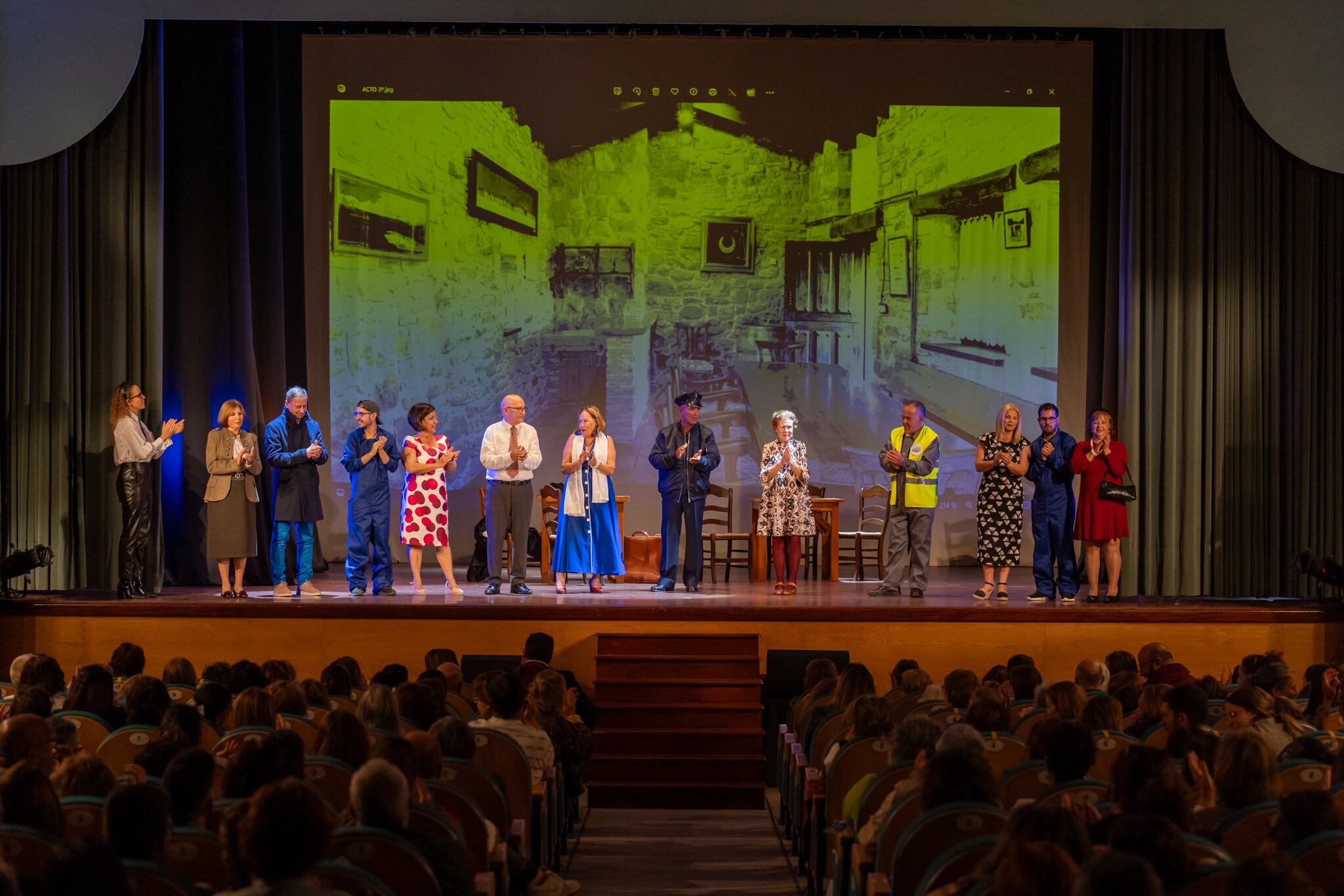 El grupo de teatro Ajei sobre el escenario del Teatro Municipal de San Bartolomé.