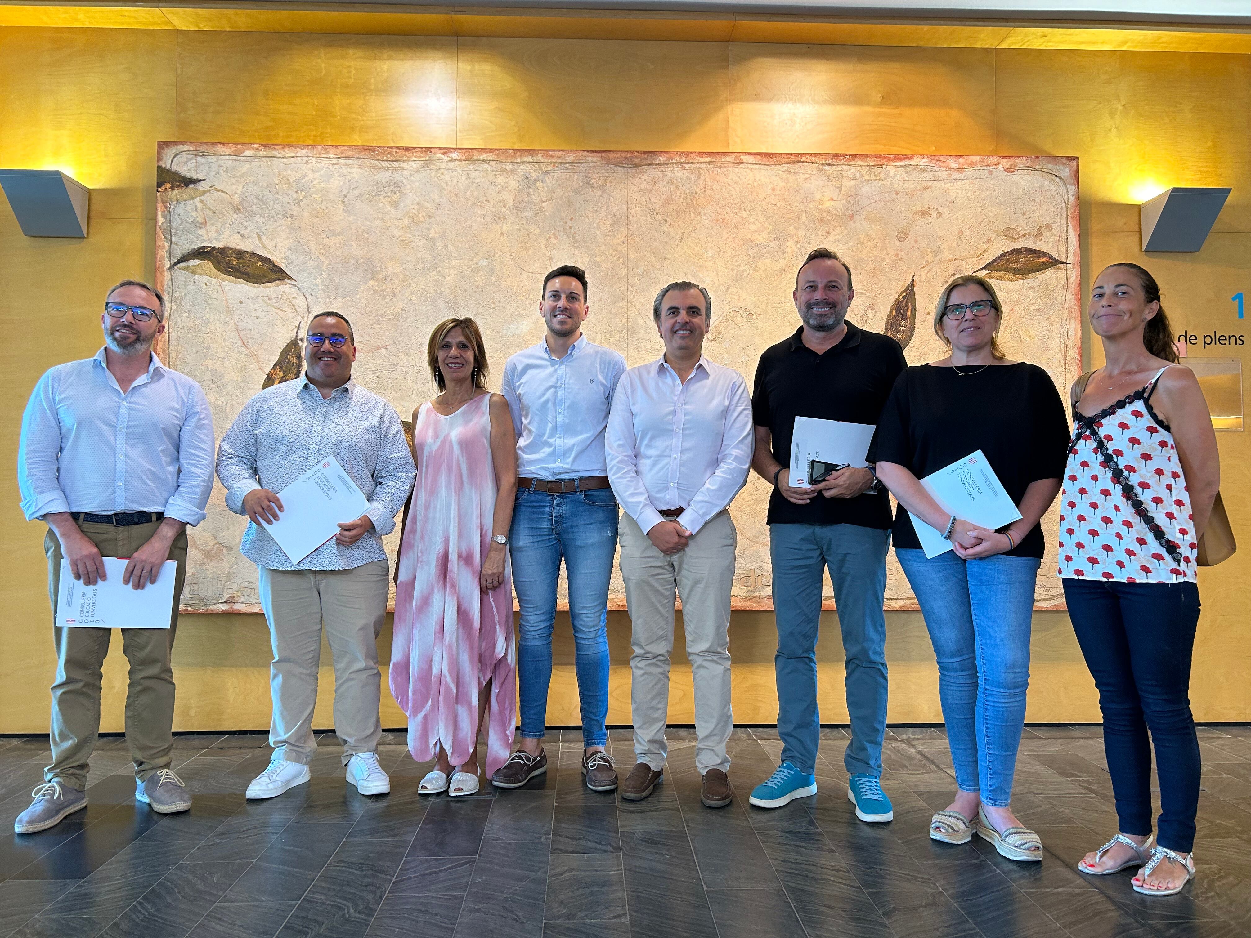 El conseller Antoni Vera i els batles dels cinc ajuntaments beneficiats després de signar els seus respectius convenis a la seu del Consell de Menorca.