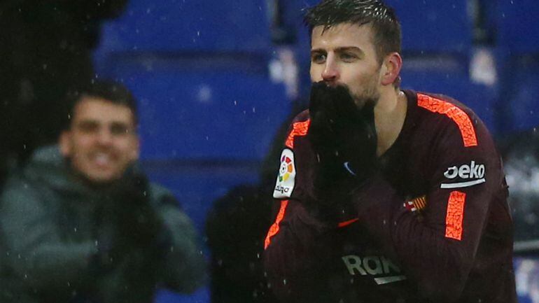 Piqué mandó callar al estadio del Espanyol