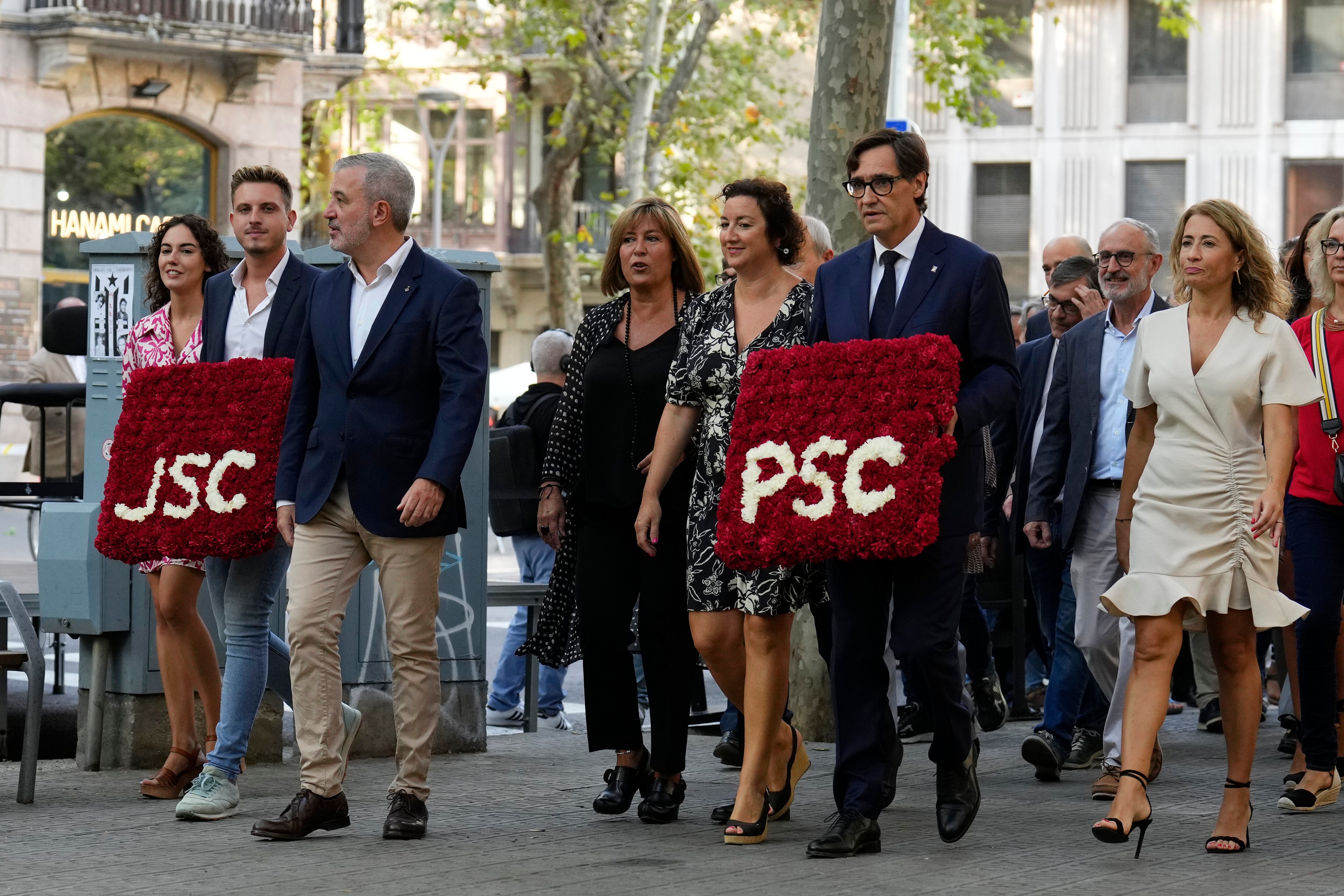 El primer secretari del PSC, Salvador Illa, acompanyat per la ministra de Transports, Raquel Sánchez, i de Jaume Collboni