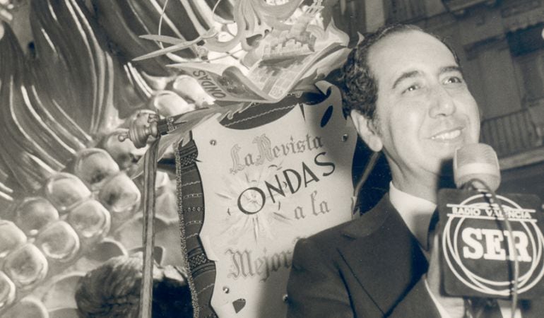 La revista ONDAS, editada por Radio Valencia, hacía entrega de su estandarte de la mano de D. Vicente Garrido