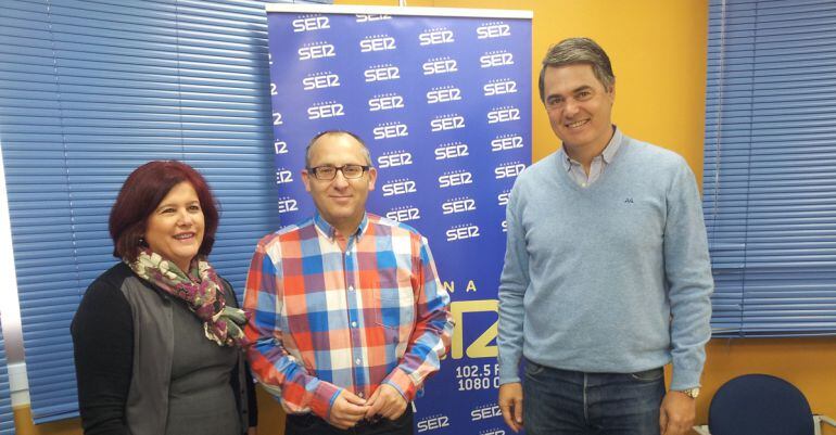 Los candidatos por Granada al Congreso Elvira Ramón(PSOE) y Carlos Rojas(PP) en los estudios de Radio Granada junto a Rafael Troyano momentos antes del debate electoral cara a cara que han celebrado este miércoles.