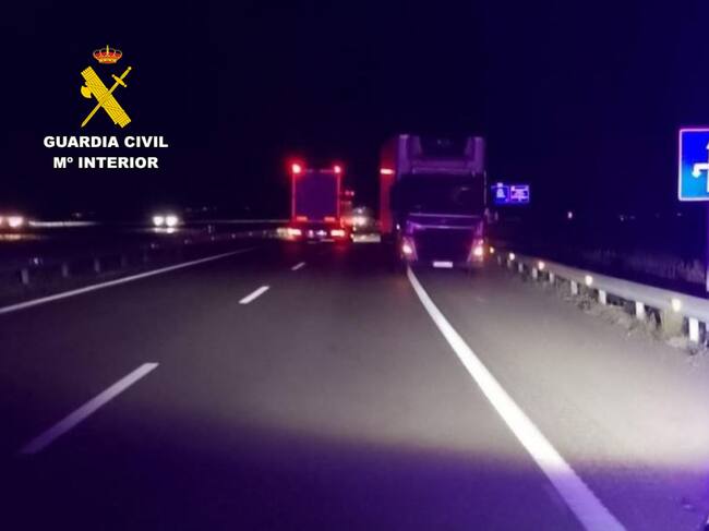 La Guardia Civil investiga a un conductor por circular un camión 10 km en sentido contrario por la AP-2