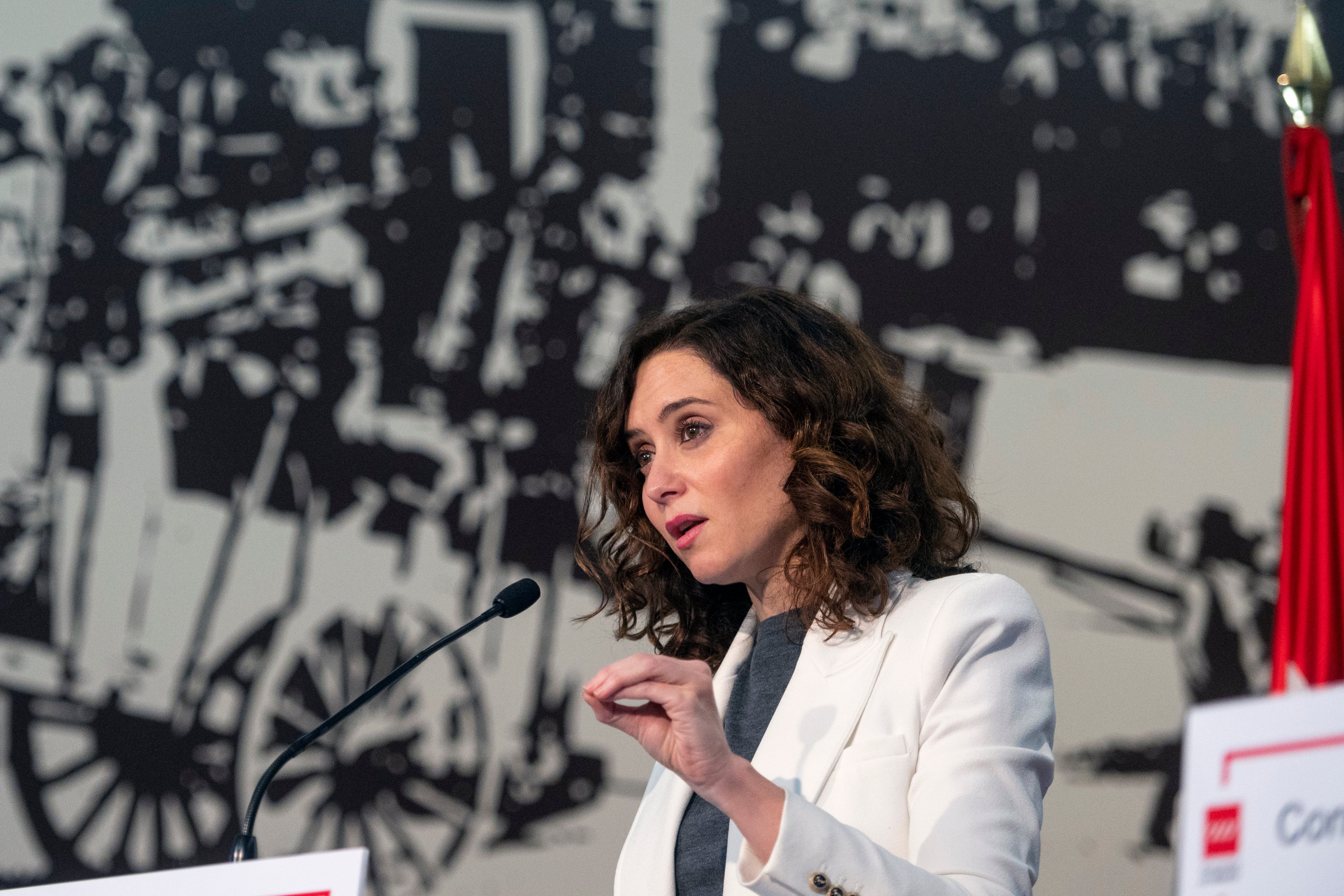 La presidenta de la Comunidad de Madrid, Isabel Diaz Ayuso durante la rueda de prensa porterior a la la reunión del Consejo de Gobierno, celebrada de forma extraordinaria este miércoles en el Ayuntamiento de Galapagar.