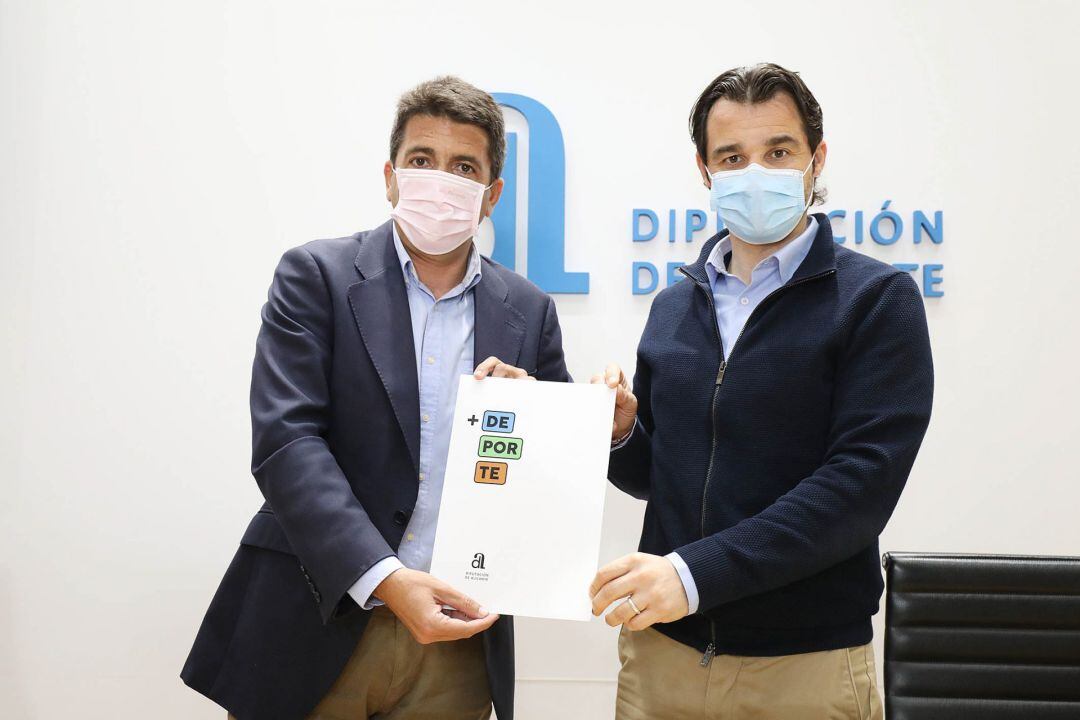 El presidente de la Diputación, Carlos Mazón (i), y el diputado de Deporte, Eduardo Dolón (d), el día que presentaron el plan Más Deporte.