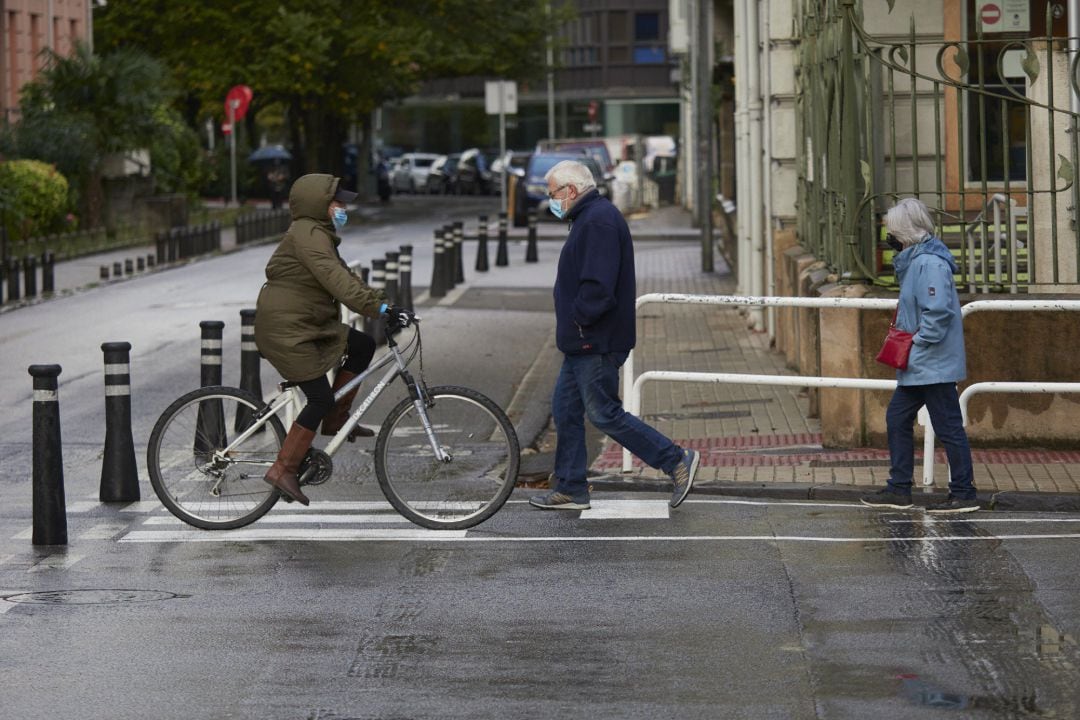 Transeúntes caminan por una calle de Pamplona