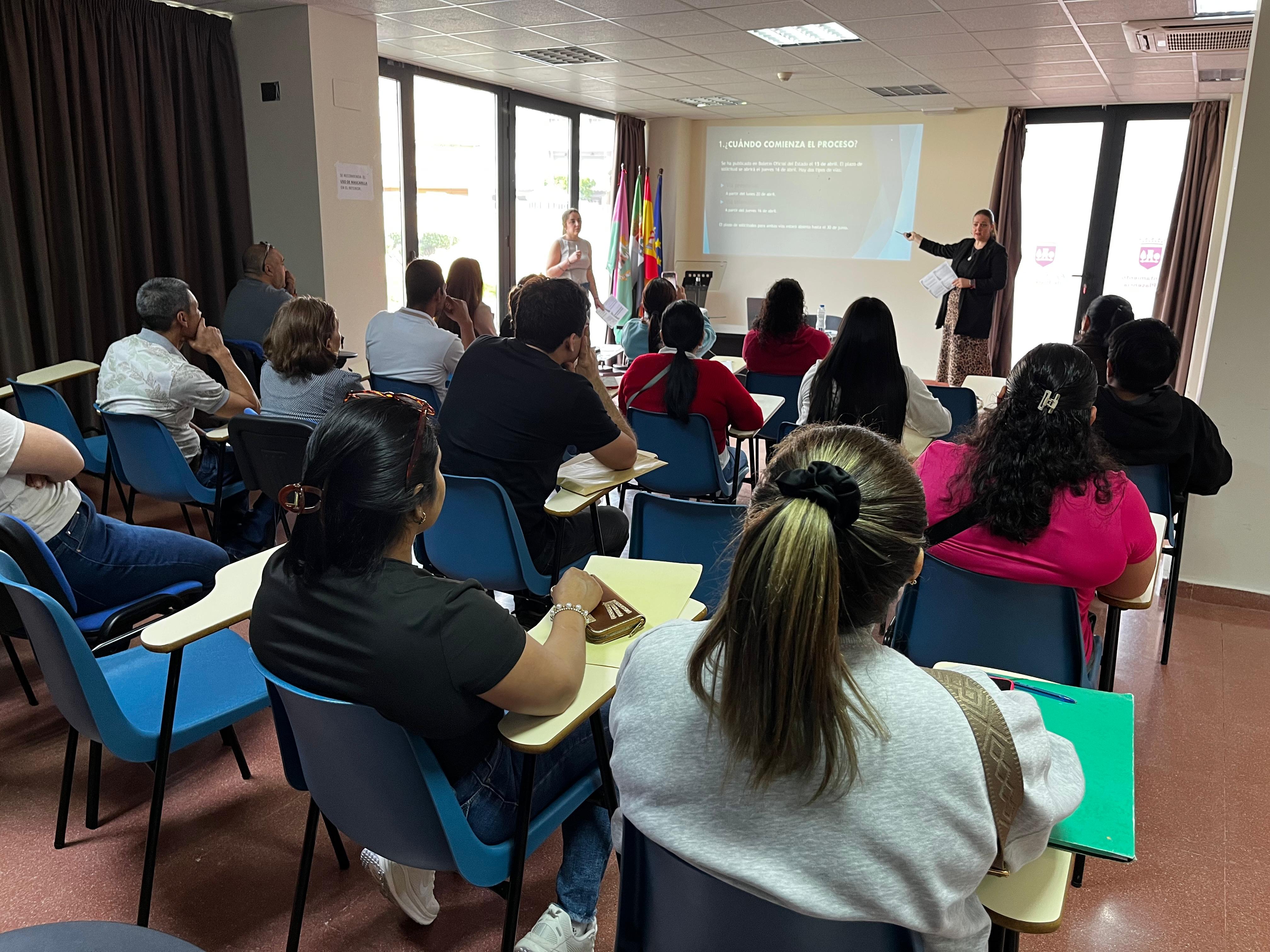 Momento de una de las charlas celebrada hoy en Plasencia para que las personas migrantes sepan regularizar su situación.