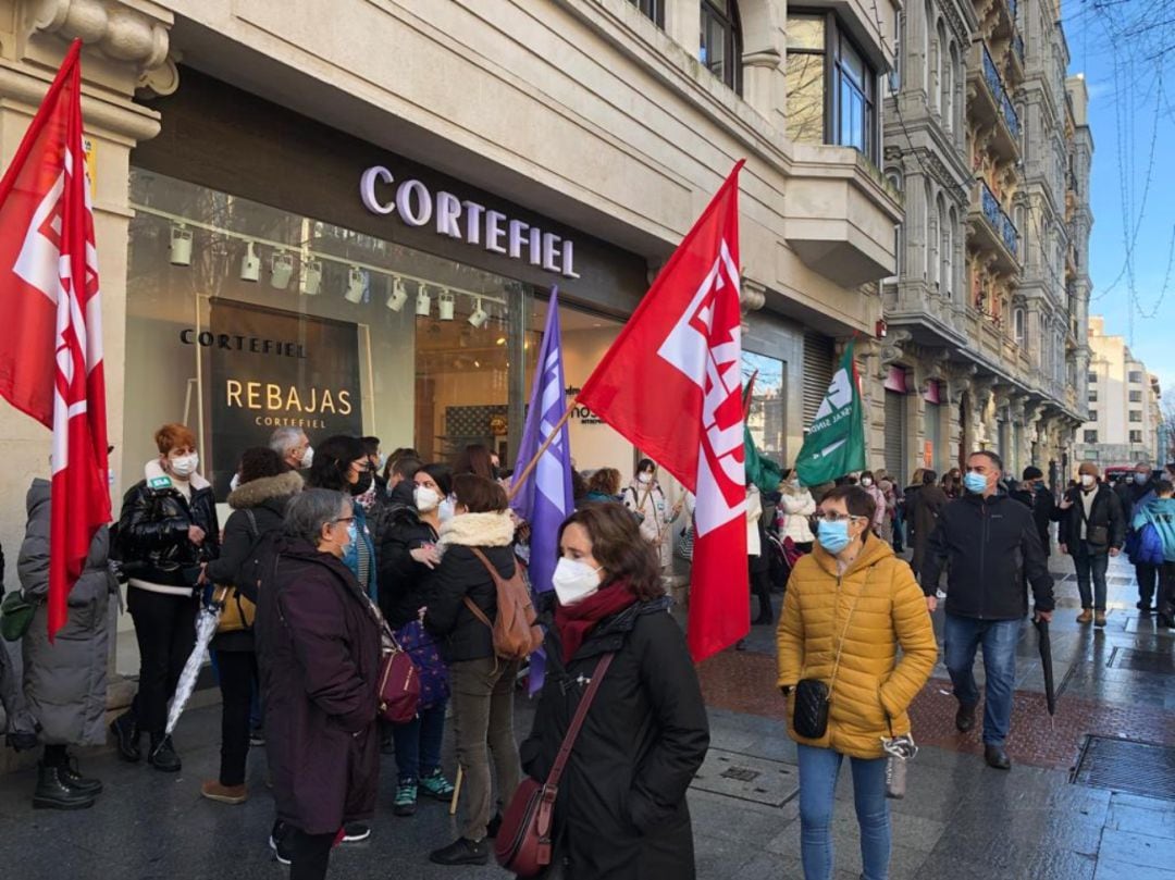 Sindicatos del sector del comercio de textil, piel y calzado concentrados frente a uno de los comercios de la Villa