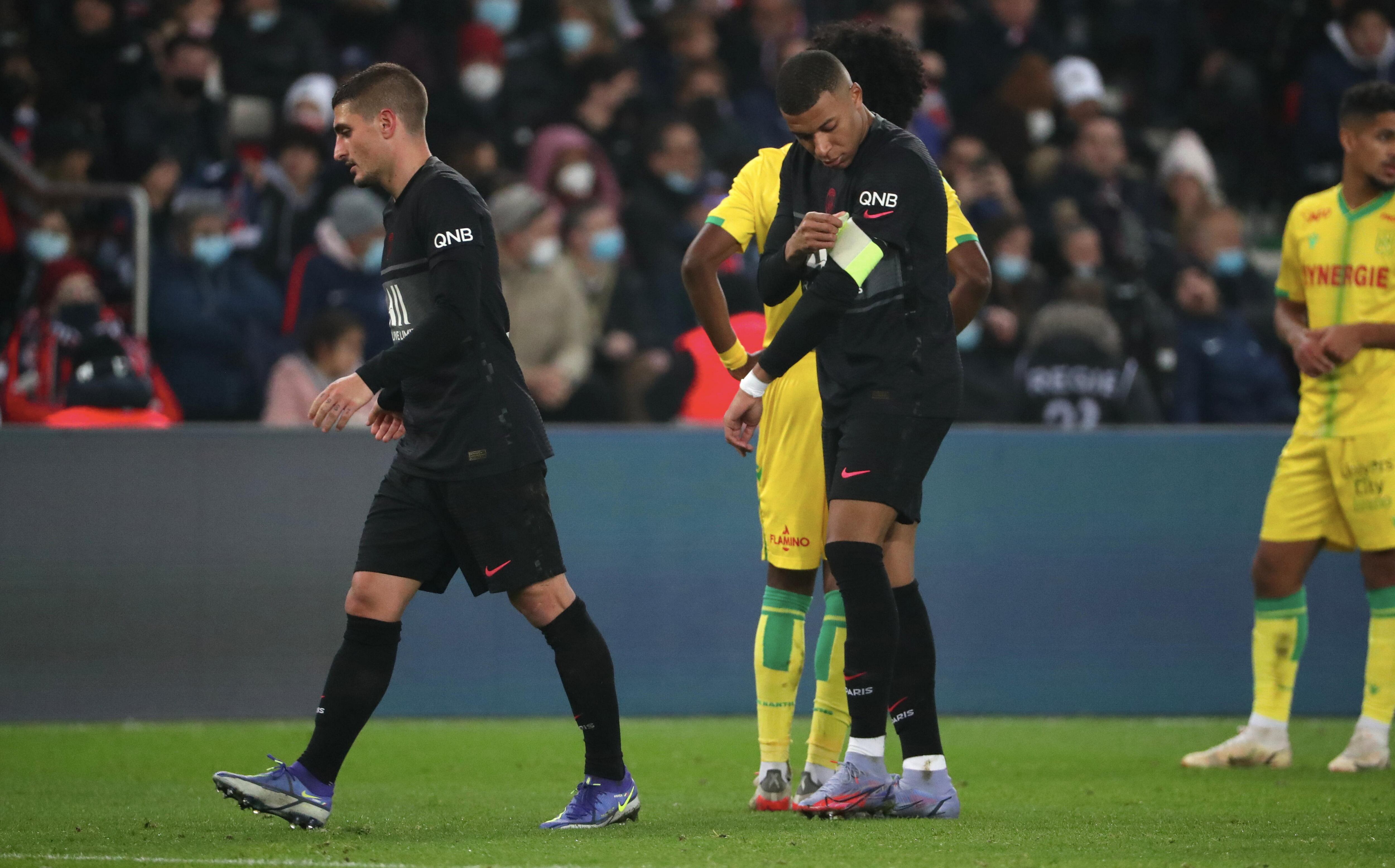 Marco Verratti haciendo entrega del brazalete de capitán a Kylian Mbappé