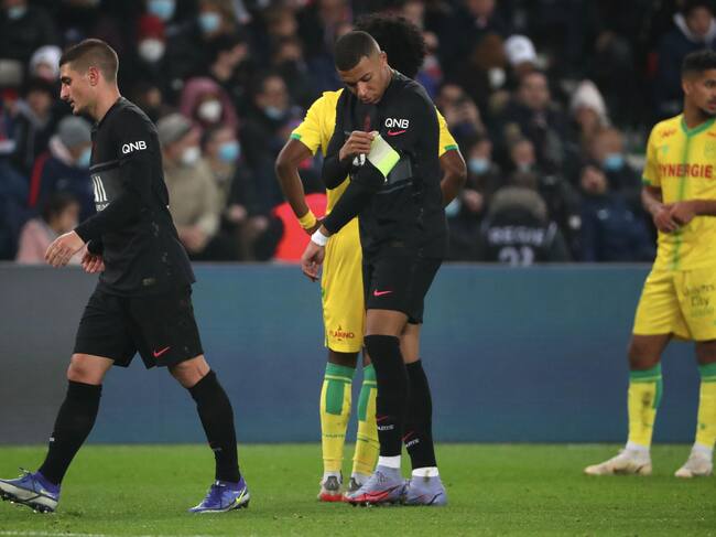 Marco Verratti haciendo entrega del brazalete de capitán a Kylian Mbappé