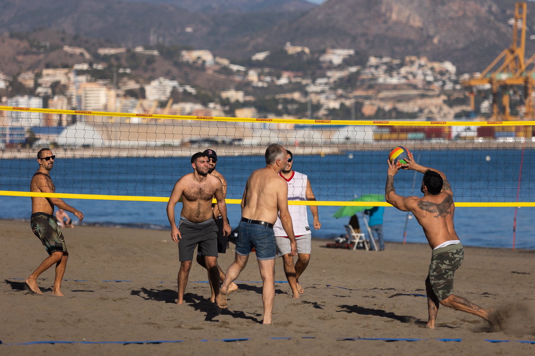 GRAFAND7381. MÁLAGA, 12/12/2023.- Jóvenes disfrutan en la playa de la Misericordia de Málaga, de los 29,9 grados centígrados que se han alcanzado hoy en la capital de la Costa del Sol, batiendo su record a solo diez días del comienzo del invierno. EFE/Carlos Díaz.
