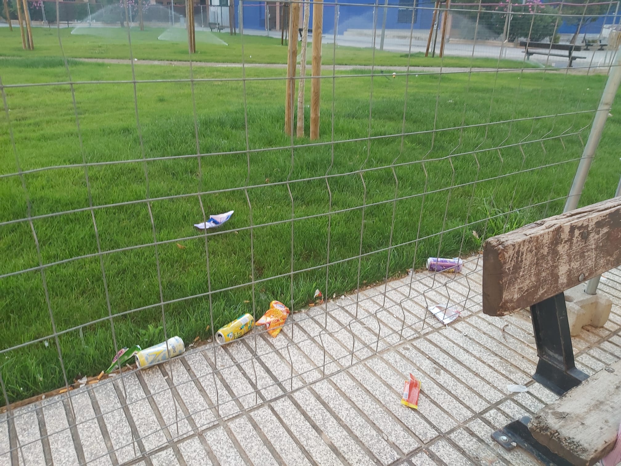 La zona queda cada noche llena de suciedad