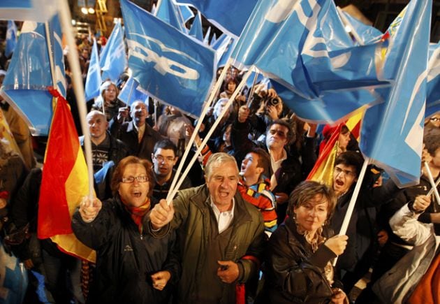 Votantes del PP celebran la victoria electoral de 2011