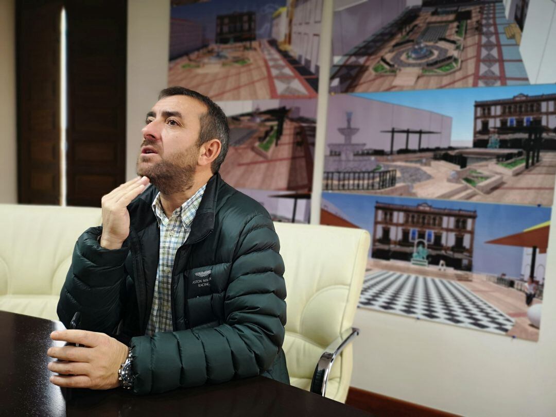 Francisco Márquez ha comparecido ante la prensa en el despacho de la delegación de Obras