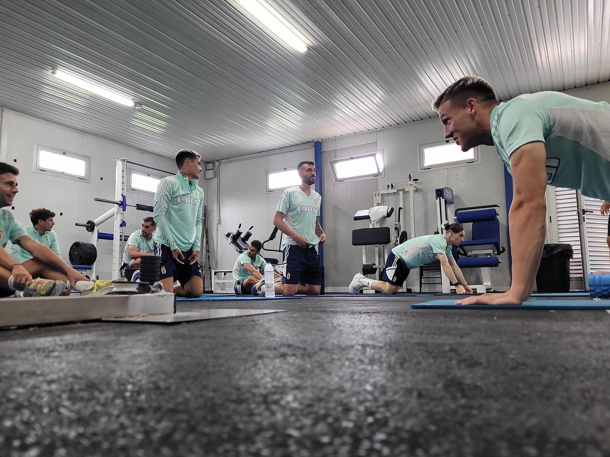 Varios jugadores ejercitándose en el gimnasio (Real Oviedo)