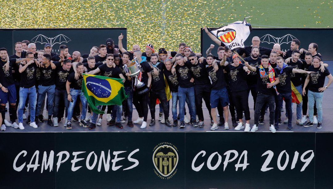  Los jugadores del Valencia CF en el estadio de Mestalla donde miles de aficionados festejan el título de Copa del Rey 