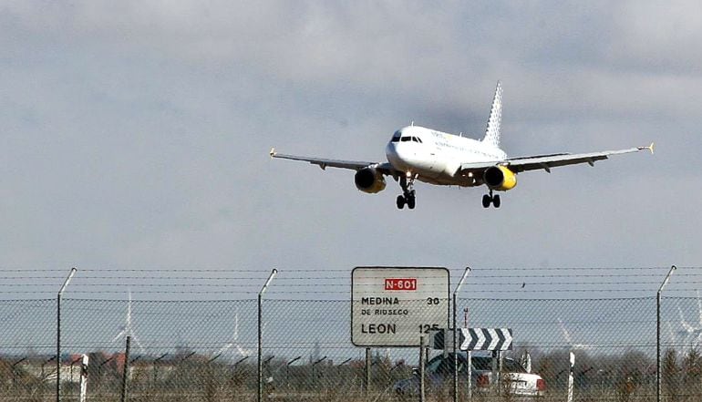 Aterrizaje de un avión en el aeropuerto de Valladolid