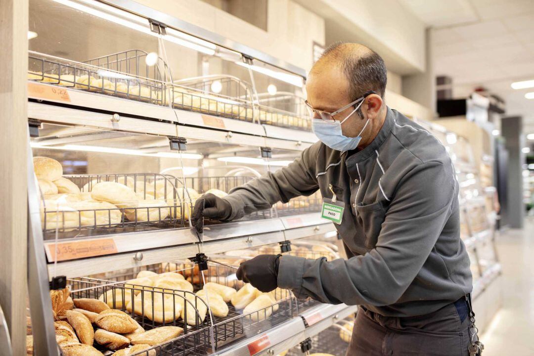 Trabajador de Mercadona en un supermercado de València.