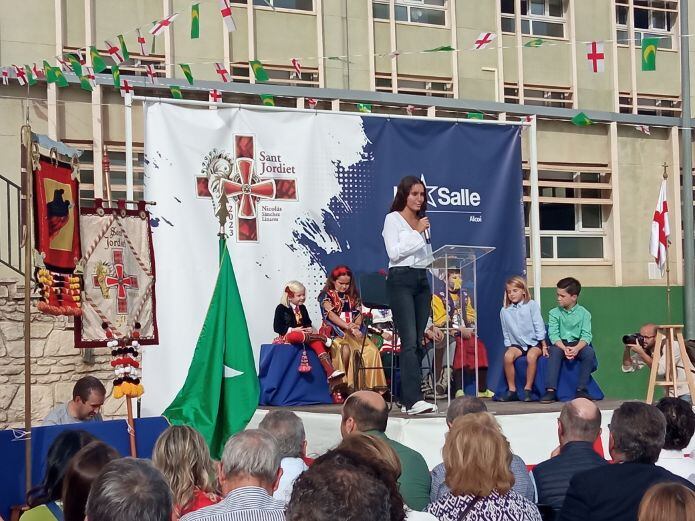 La alumna Noor CArchano de Segundo de Bachiller ha presentado el acto