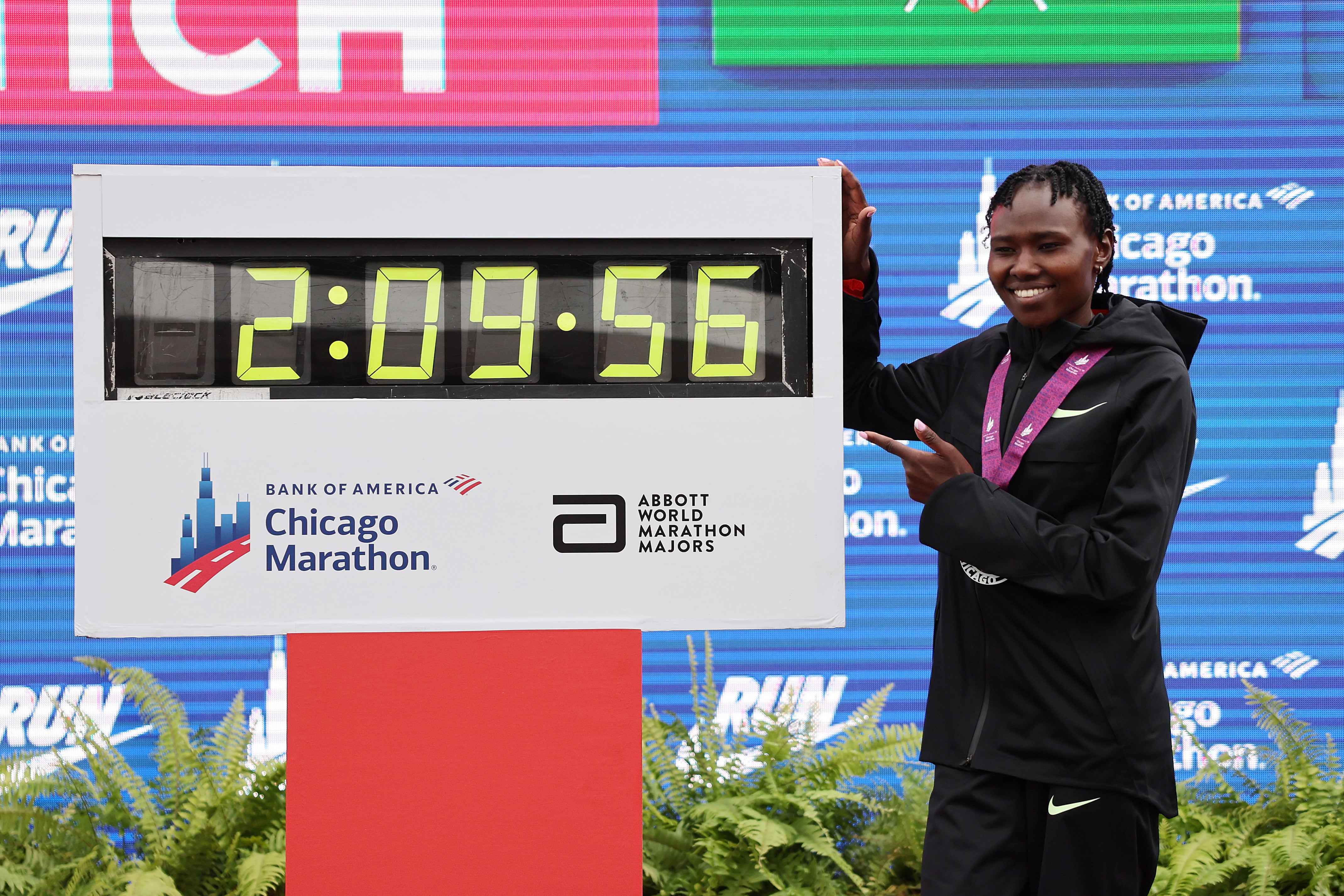 Ruth Chepngetich posa con su marca de récord en el Maratón de Chicago