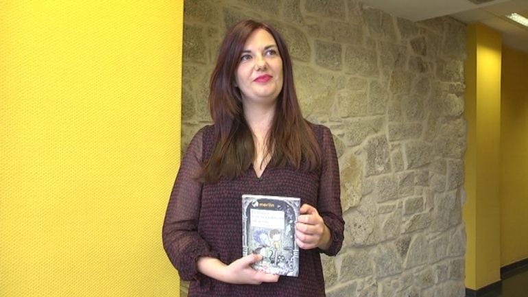 Ledicia Costas, con el libro que le valió el Premio Nacional de Literatura Infantil y Juvenil 2015