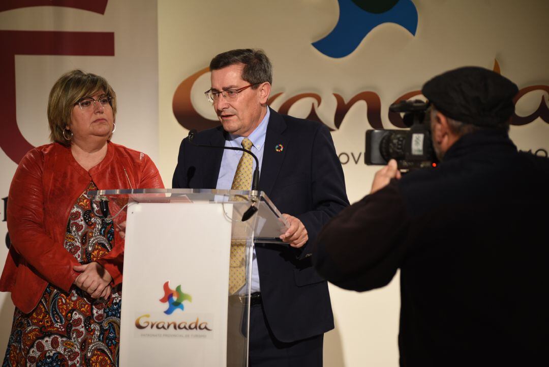 El presidente de la Diputación de Granada, José Entrena, y la diputada de Desarrollo y Empleo, Ana Muñoz, en la presentación de los planes de empleo