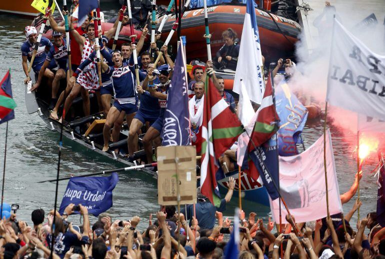 GRA089 SAN SEBASTIÁN,13/09/2015.- Urdaibai ha reeditado hoy el triunfo en la Bandera de La Concha con una exhibición de fuerza y calidad que le ha permitido dejar en nada los dos segundos de ventaja que traía de la previa su gran rival, Hondarribia, a la que la han fallado las fuerzas en el largo de vuelta. La climatología y la mar no eran iguales que las del pasado domingo, lo que permitía dejar cierto espacio a la sorpresa y, sobre todo, a que traineras como Orio o Kaiku pudieran tener sus opciones, al menos de poder hacerse con la tanda de honor.EFE/Javier Etxezarreta.