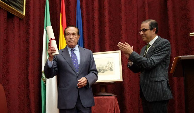 Curro Romero recibe el V Premio de Cultura de la Universidad de Sevilla ante el aplauso del rector, Miguel Ángel Castro