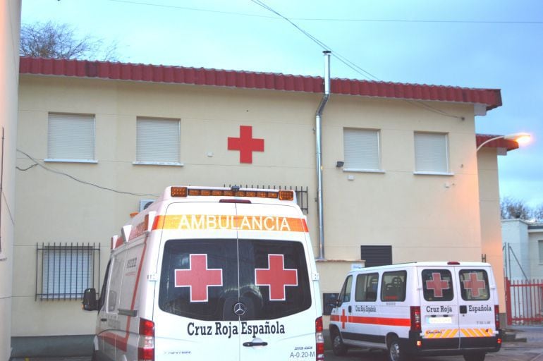 Fachada y vehículos de Cruz Roja en Móstoles