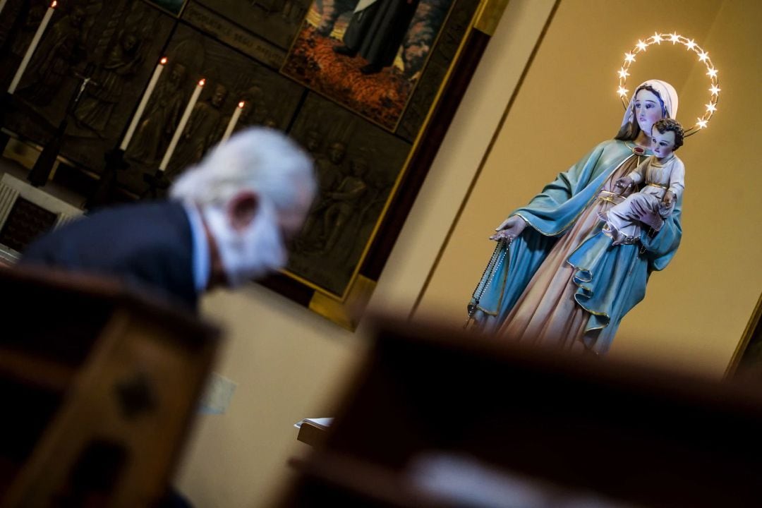 Un hombre con mascarilla en una iglesia de Roma, Italia