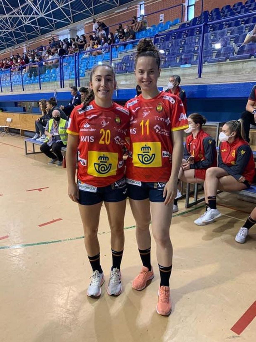 Elena Amores (I) y Zaira Benítez seguirán vistiendo la camiseta de la Selección Española