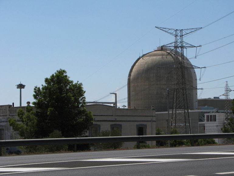 El CSN, el Consejo de Seguridad Nuclear,  es el orgsnismo público encargado de la seguridad de las centrales nucleares en España y depende del Parlamento. 