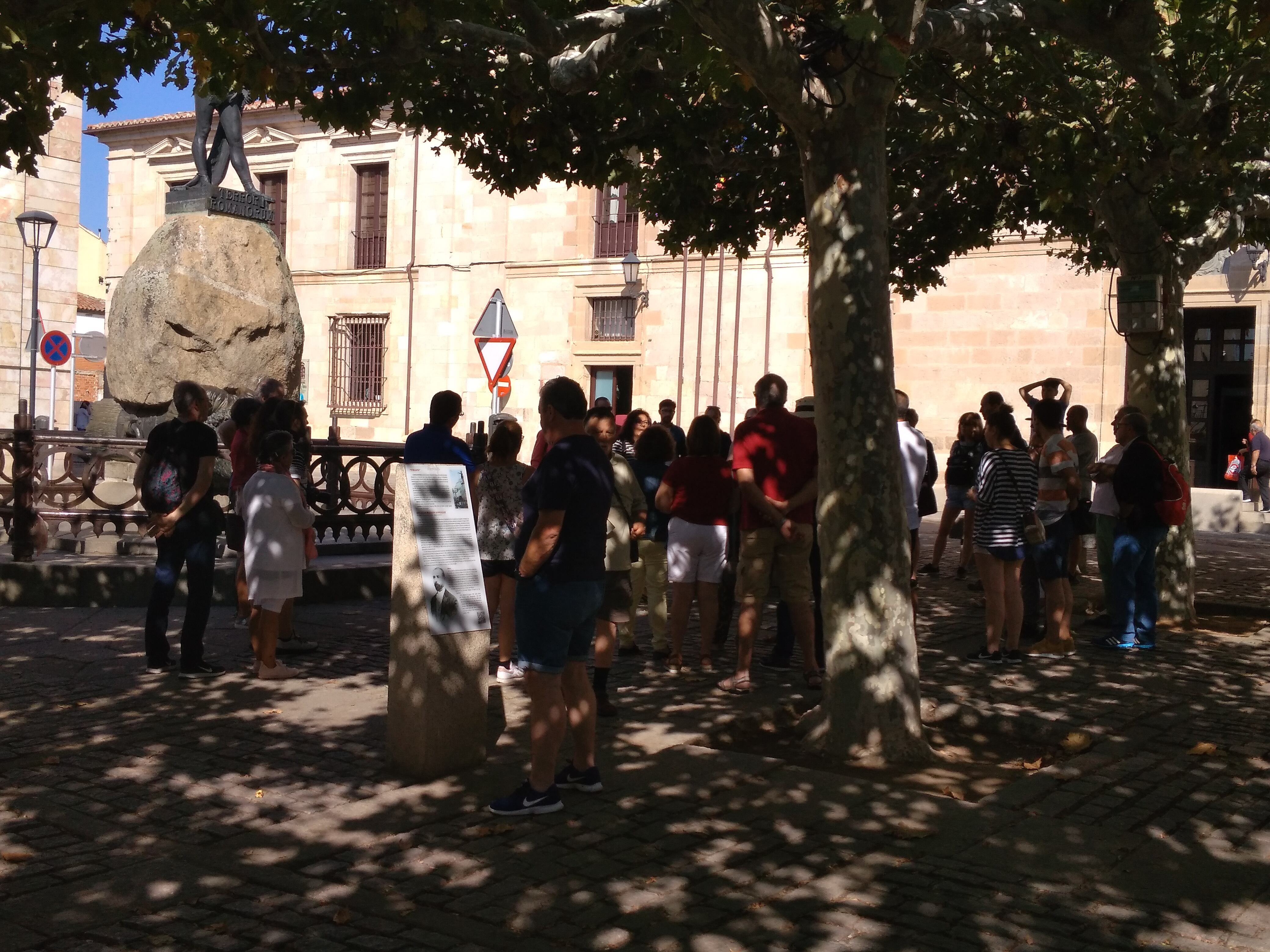 Turistas en una visita guiada en Zamora