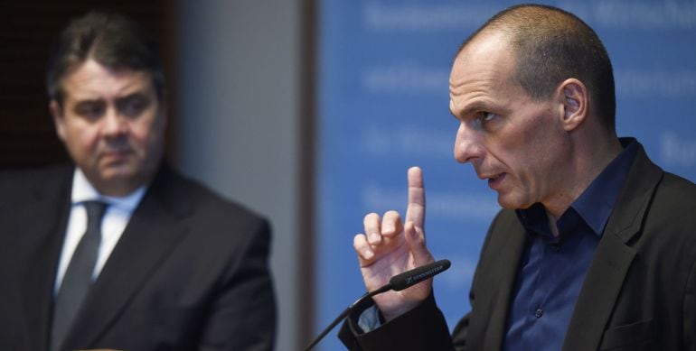 Greece&#039;s new Finance Minister Yanis Varoufakis (R) and German Economy Minister Sigmar Gabriel attend a press conference after a meeting in Berlin, on February 5, 2015. The European tour of Greek Finance Minister Yanis Varoufakis which ended in Berlin did 