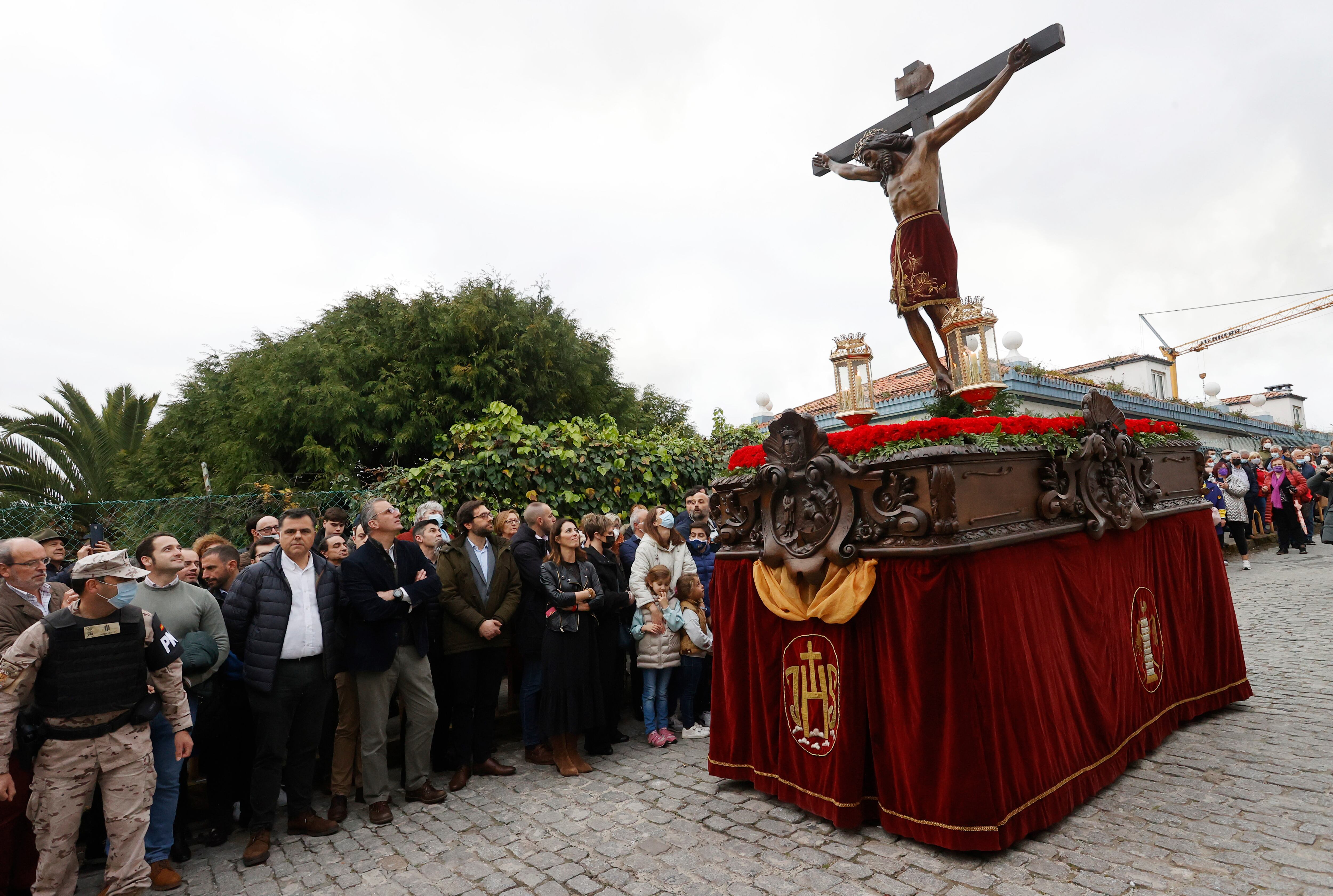 GRAF9747. FERROL, 13/04/2022.- La tradicional e histórica procesión del Cristo de los Navegantes, vinculada al barrio portuario de Ferrolvello, destaca en el Miércoles Santo de la Semana Santa de Ferrol de interés turístico internacional. EFE/kiko delgado