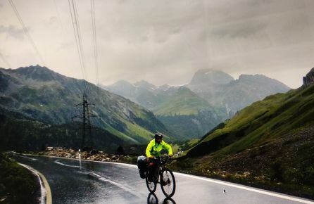 José Juan Luque en los Alpes en una jornada bajo la lluvia