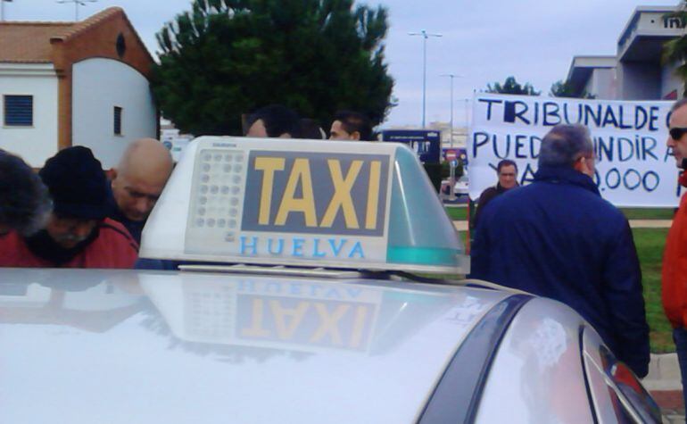 Imagen de archivo de una protesta de los taxistas de Huelva